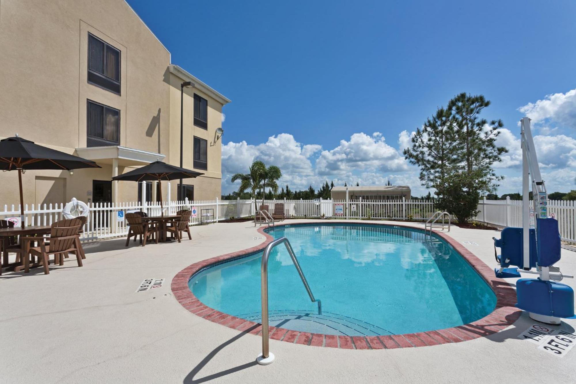 Holiday Inn Express & Suites Sebring By Ihg Exterior foto